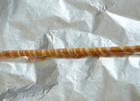 Les différences de couleur observées sur l’échantillon prélevé par tarière montrent clairement une alternance de niveaux plus clairs et orangés pouvant être interprétés comme des cernes de croissance du baobab